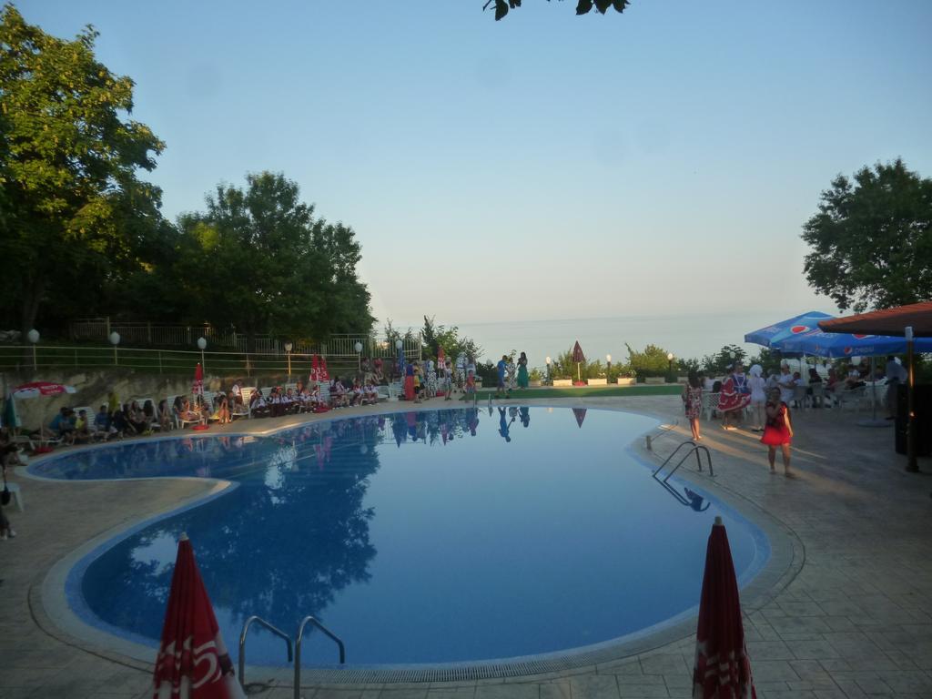 Ahilea Hotel - Free Pool Access Balchik Esterno foto